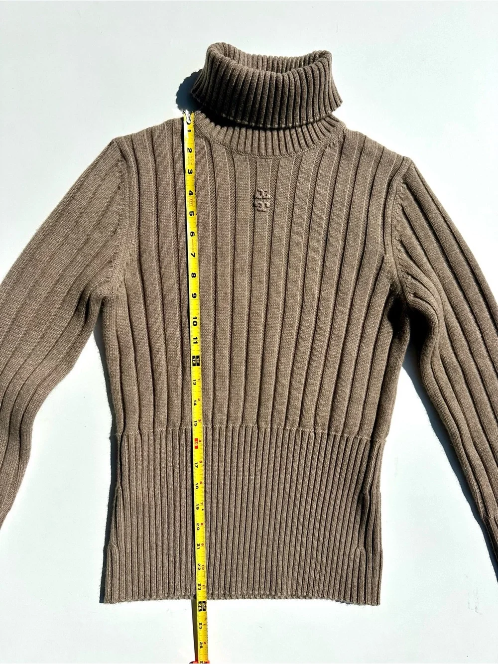 Tory Burch 100% Cashmere F/W’22 Logo Ribbed Turtleneck Sweater in Taupe, M